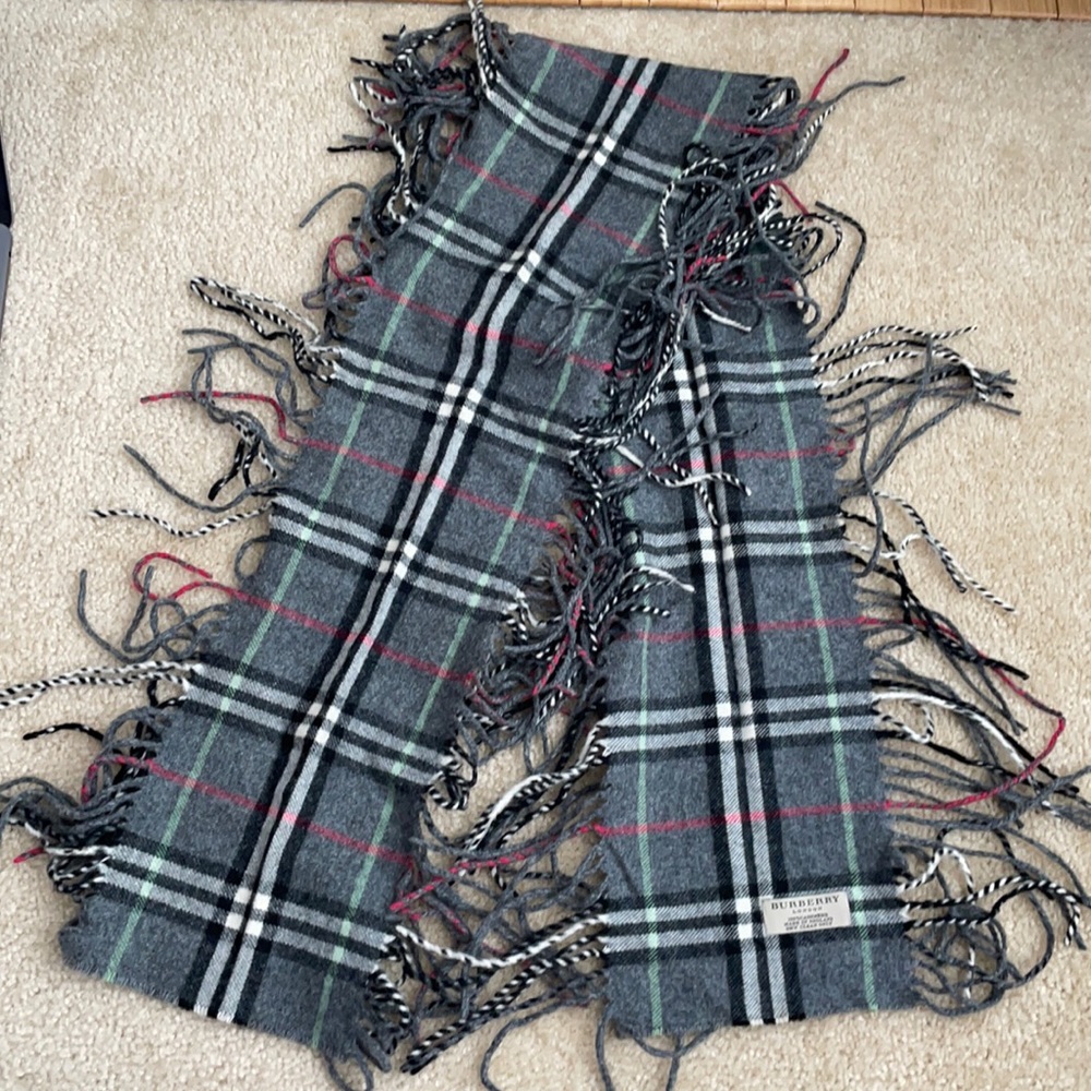 Burberry 100% cashmere fringed scarf - gray